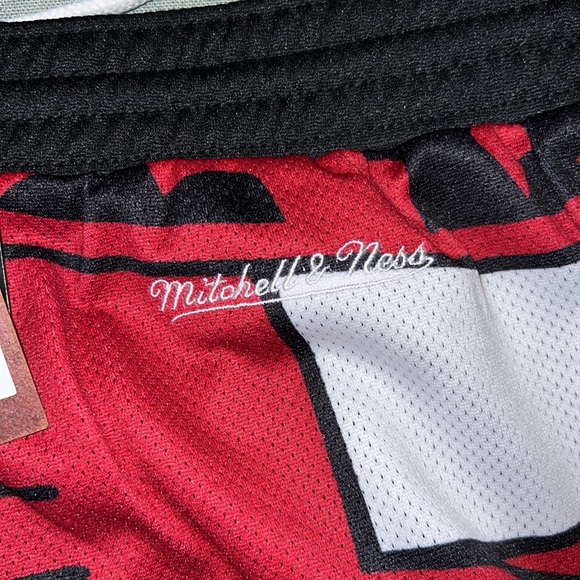 Mitchell & Ness Chicago Bulls 1996 NBA Finals Jumbotron Shorts - Picture 7 of 7